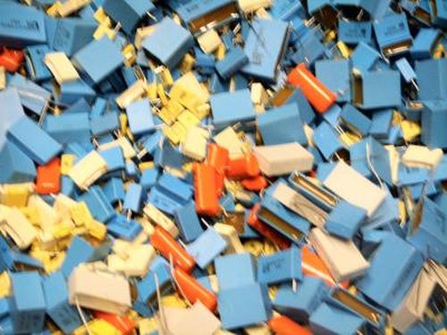 condensatore poliestere MKT 15nF 100V - confezione 25 pezzi NOS100907 